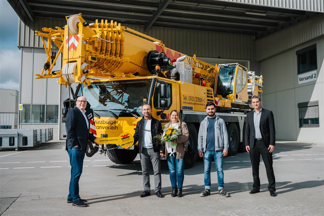 From left to right: Wolfgang Sailer, Liebherr; Ibrahim KÃ¼cÃ¼kdag, Cane KÃ¼cÃ¼kdag, Gabriel KÃ¼cÃ¼kdag from WÃ¼rzburger Kranverleih; and Florian Maier, Liebherr