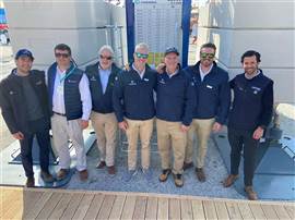 As equipes Groke e Comansa celebram seu novo acordo de distribuição exclusiva na Colúmbia Britânica durante a Bauma 2025.