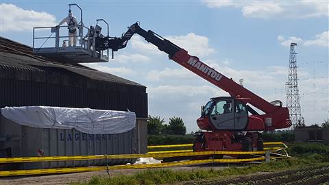 Installed on a rotating telehandler, this platform enables the safe removal of asbestos